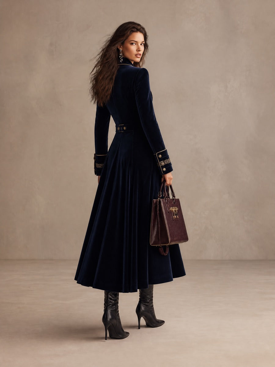 Elegante cappotto lungo doppiopetto in velluto blu navy con polsini ricamati e profili dorati