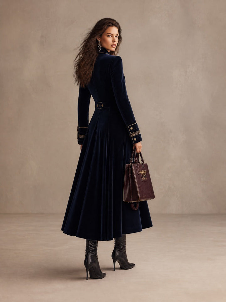 Elegante cappotto lungo doppiopetto in velluto blu navy con polsini ricamati e profili dorati