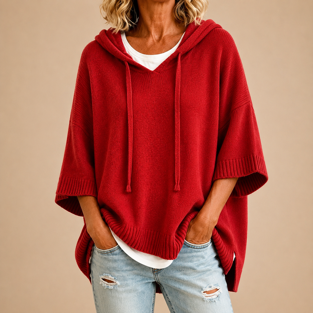Poncho in maglia con cappuccio rosso