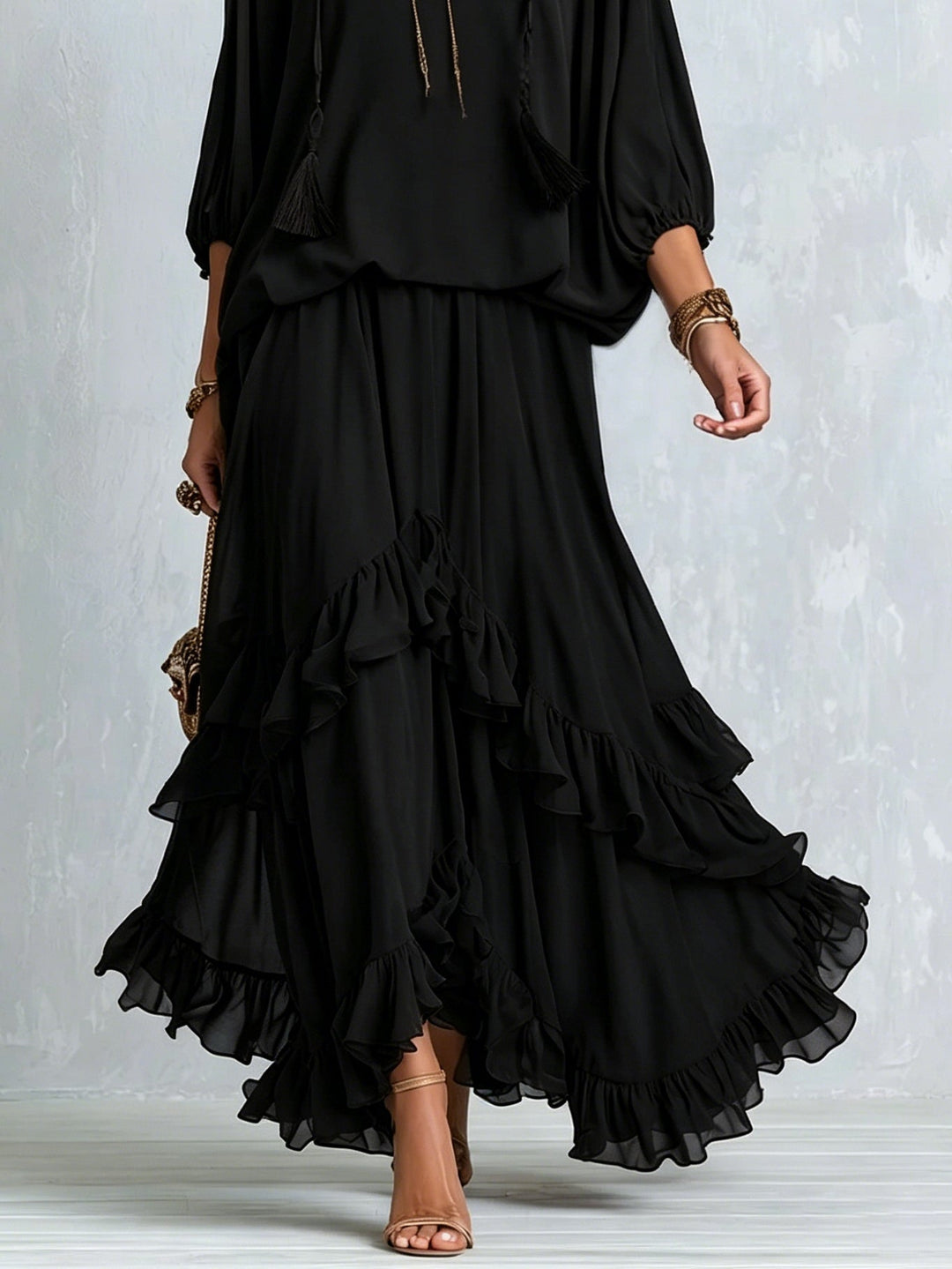 Elvira | Completo con top nero in chiffon con scollo a V e frange abbinato a gonna a balze a strati