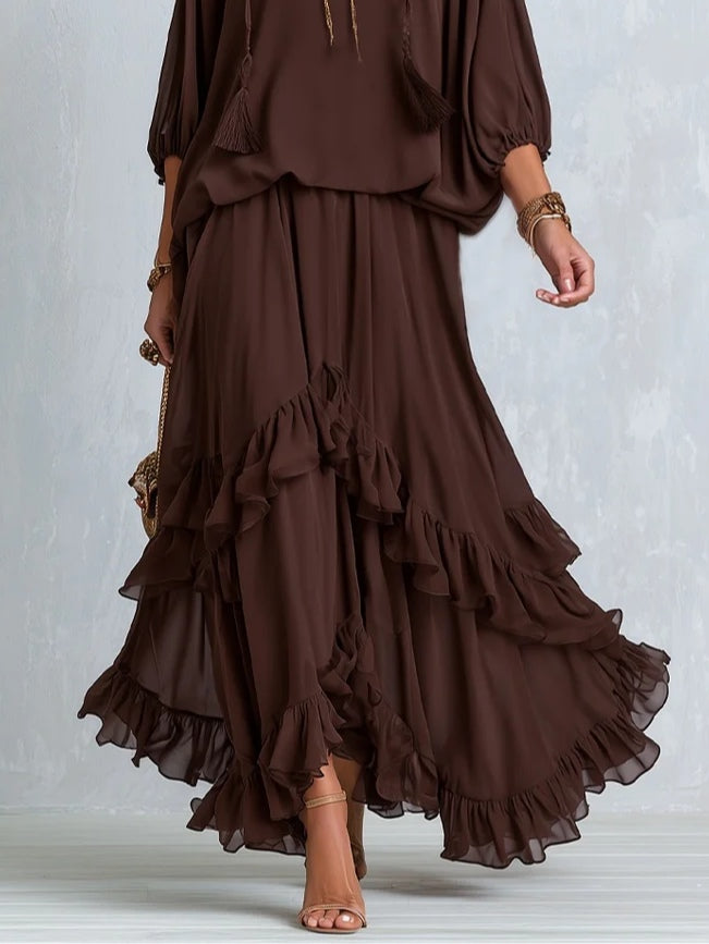 Manuela | Top in chiffon marrone con frange e scollo a V abbinato a una gonna a balze sovrapposte