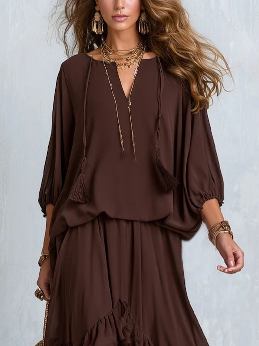Manuela | Top in chiffon marrone con frange e scollo a V abbinato a una gonna a balze sovrapposte