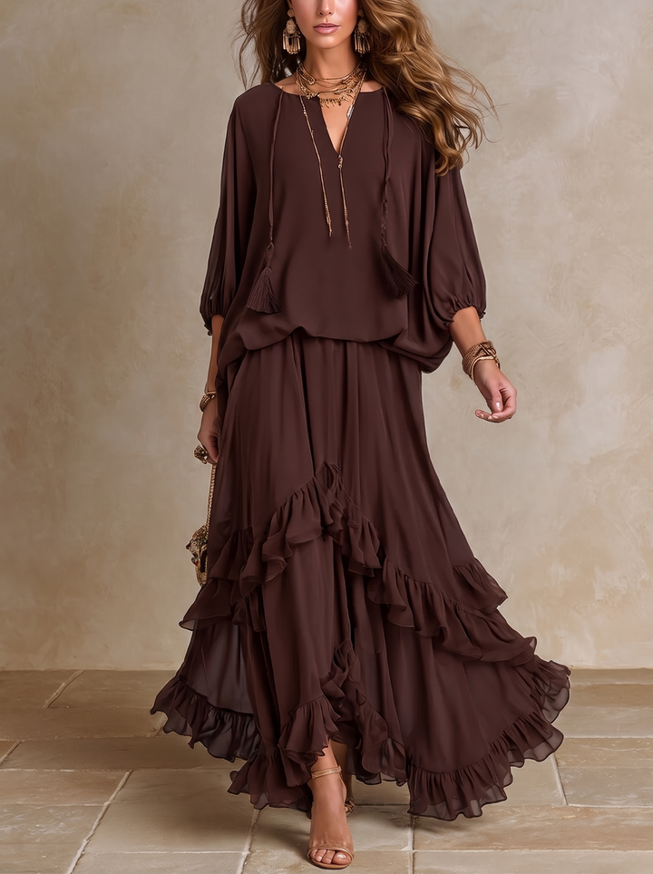 Manuela | Top in chiffon marrone con frange e scollo a V abbinato a una gonna a balze sovrapposte